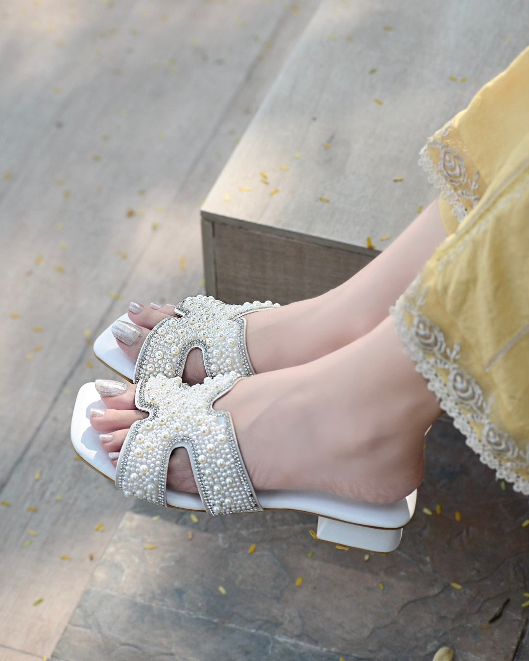 Lucia Slides - White